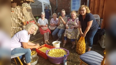 Alles Handarbeit: Viele fleißige Helfer sind nötig bei der Vorbereitung des Kartoffelfestes. (Foto: privat)