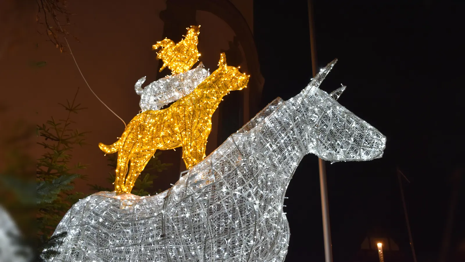 Hahn, Katze, Hund und Esel, kurz die Bremer Stadtmusikanten leuchten jetzt in der Märchenstadt Höxter.  (Foto: Barbara Siebrecht)