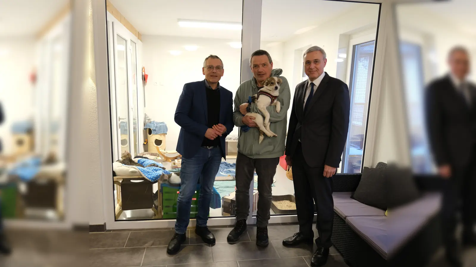 (v.l.) Besuch im Tierheim: Andreas Siebert, Landrat und Vorsitzender des Kuratoriums der Kasseler Sparkassenstiftung Landkreis Kassel, Tierheimleiter Karsten Plücker mit Hündin Doly und Dr. Ralf Beinhauer, Vorstandsmitglied der beiden Kasseler Sparkassenstiftungen. (Foto: Landkreis Kassel)