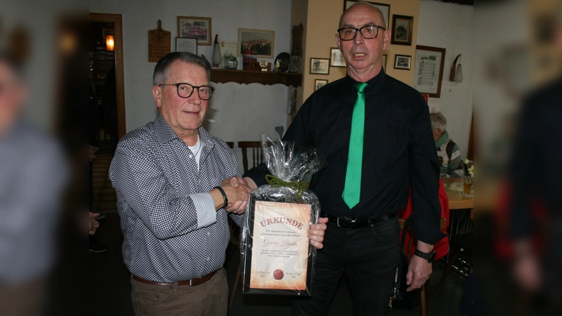 Ehrenmitglied Günter Hanke (li.) und Vorsitzender Werner Hengst. (Foto: Concordia Bühne / Winfried Gawandtka)