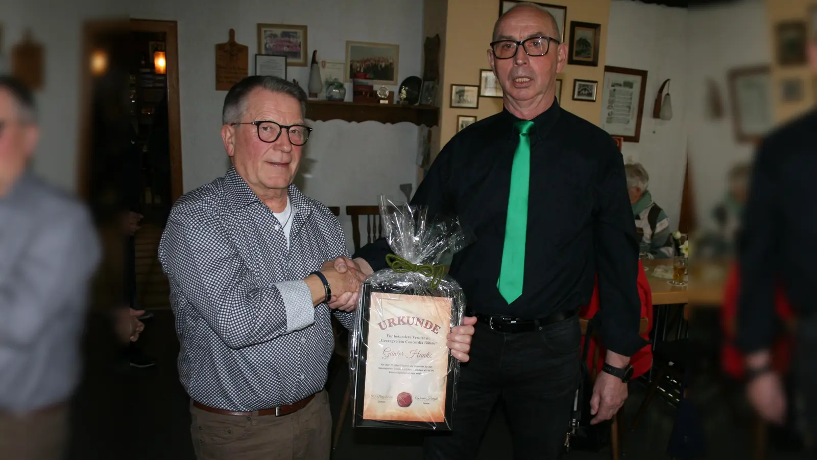 Ehrenmitglied Günter Hanke (li.) und Vorsitzender Werner Hengst. (Foto: Concordia Bühne / Winfried Gawandtka)