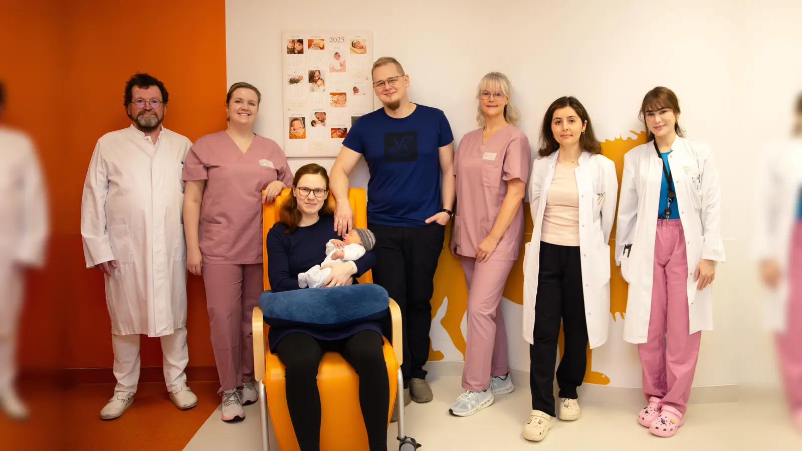 Nathanael Kutzbach ist das 1000. Baby, das in diesem Jahr im St. Ansgar Krankenhaus zur Welt gekommen ist (von links nach rechts): Dr. Henning Grastorf (Chefarzt der Klinik für Geburtshilfe), Viktoria Arendes (Teamleitung Kreißsaal), Viktoria und John Kutzbach mit Nathanael, Corinna Alberding (Teamleitung Kinderintensiv), Rafal Al-Rabaey (Fachärztin Klinik für Geburtshilfe) und Lubna Yamin (Assistenzärztin Klinik für Geburtshilfe). (Foto: KHWE)