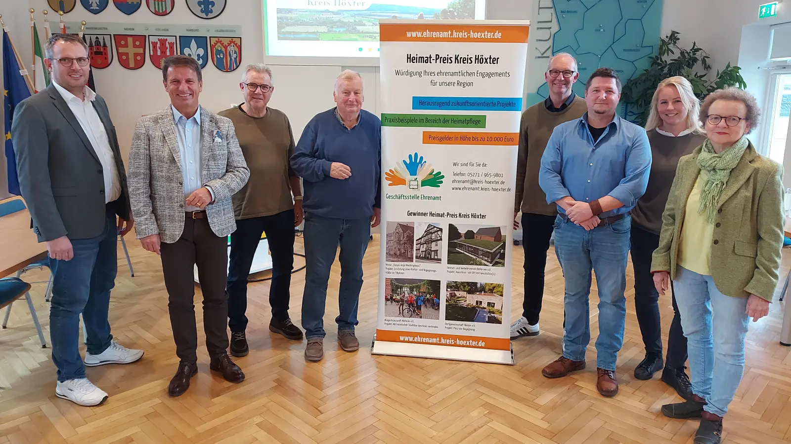 Die Mitglieder der Jury sowie der Geschäftsstelle Ehrenamt (v.l.): Frederik Köhler (erster Vorsitzender Heimat- und Verkehrsverein Bellersen), Landrat Michael Stickeln, SPD-Kreistagsmitglied Frank Oppermann, Kreisheimatpfleger Hans-Werner Gorzolka, Stephan Kreye (Katholische Landvolkshochschule Hardehausen), Sascha Atteln (Geschäftsstelle Ehrenamt), Ehrenamtsmanagerin Katharina Serinelli (Geschäftsstelle Ehrenamt) und die stellvertretende Kreisheimatpflegerin Margret Golüke-Knuhr. (Foto: Kreis Höxter)