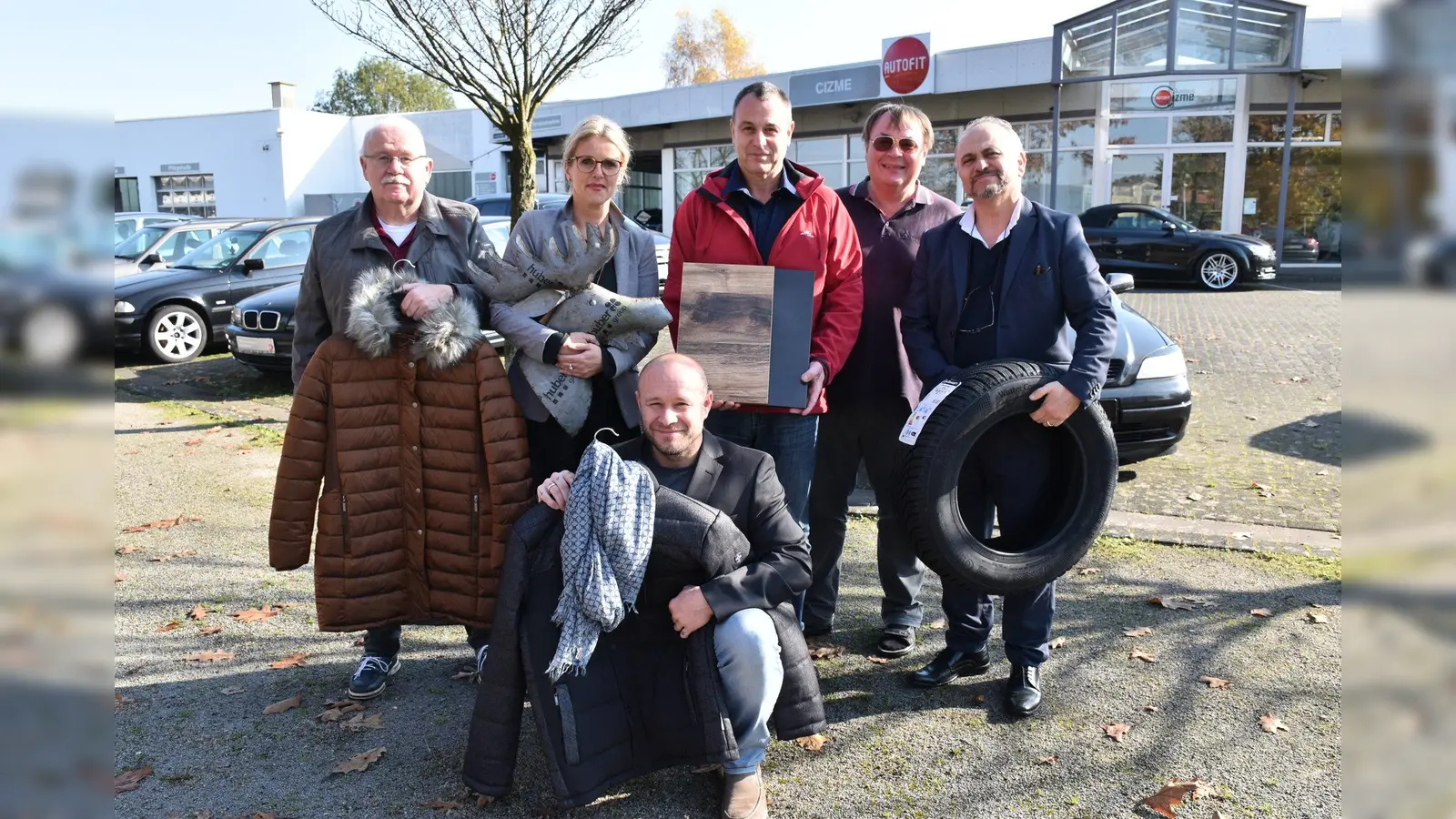 Klaus Schmitz (Die Halle), Anja Becker-Jakob (Lebensart), Jens Dierkes (Böttcher-Küchen), Ludwig Henke (Porzellan), Ahmet Cizme (Autofit) und kniend Alexander Schmitz (Die Halle) sowie Bäckerei Westbomke halten Winterware zum Schnäppchenpreis bereit. (Foto: Foto: Siebrecht)