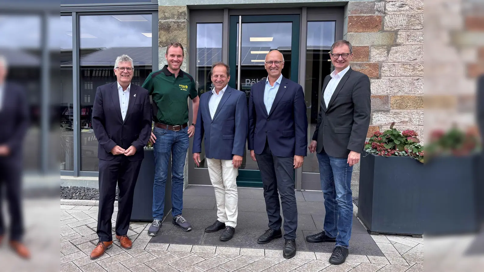„Die grüne Milliarde“ forderte BGL-Präsident Thomas Banzhaf (Mitte), beim Besuch des Garten- und Landschaftsbaubetriebs Pöhler in Bad Driburg mit Christian Haase (1. v. li.) haushaltspolitischer Sprecher der CDU/CSU-Bundestagsfraktion, GaLaBau-Unternehmer Michael Pöhler, Josef Mennigmann, Präsident des NRW-Landesverbandes Garten-, Landschafts- und Sportplatzbau (VGL), und BGL-Hauptgeschäftsführer Dr. Guido Glania.  (Foto: Pöhler)