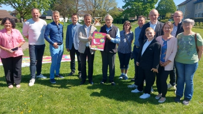 Auf das neu angeschaffte Spielgerät und das baldige Spielplatzfest auf der Bürgerwiese freut man sich bereits. (Foto: Kreis Höxter)