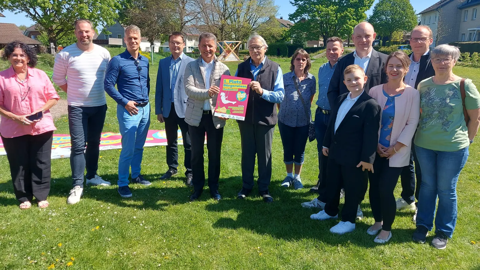 Auf das neu angeschaffte Spielgerät und das baldige Spielplatzfest auf der Bürgerwiese freut man sich bereits. (Foto: Kreis Höxter)