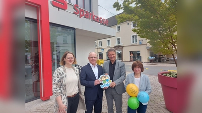 Die Sparkasse Paderborn-Detmold-Höxter ist dem Notinsel-Projekt beigetreten. Neun Filialen der Sparkasse sind aktuell Notinseln. Mit der Eröffnung der Filiale in Peckelsheim wird im Laufe des Jahres die zehnte hinzukommen. Darüber freuen sich auf dem Foto (von links): Sandra Wegener (Projektkoordinatorin von der Koordinierungsstelle der kommunalen Präventionskette im Kreis Höxter), Martin Dirkes (Marktbereichsleiter der Sparkasse Paderborn-Detmold-Höxter für den Kreis Höxter), Landrat Michael Stickeln und Petra Lüke (Soziale Dienste Kreis Höxter). (Foto: Kreis Höxter)