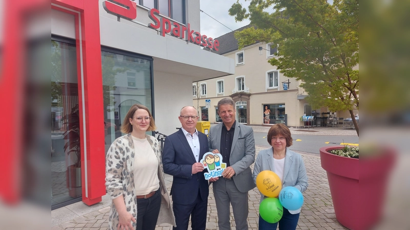 Die Sparkasse Paderborn-Detmold-Höxter ist dem Notinsel-Projekt beigetreten. Neun Filialen der Sparkasse sind aktuell Notinseln. Mit der Eröffnung der Filiale in Peckelsheim wird im Laufe des Jahres die zehnte hinzukommen. Darüber freuen sich auf dem Foto (von links): Sandra Wegener (Projektkoordinatorin von der Koordinierungsstelle der kommunalen Präventionskette im Kreis Höxter), Martin Dirkes (Marktbereichsleiter der Sparkasse Paderborn-Detmold-Höxter für den Kreis Höxter), Landrat Michael Stickeln und Petra Lüke (Soziale Dienste Kreis Höxter). (Foto: Kreis Höxter)