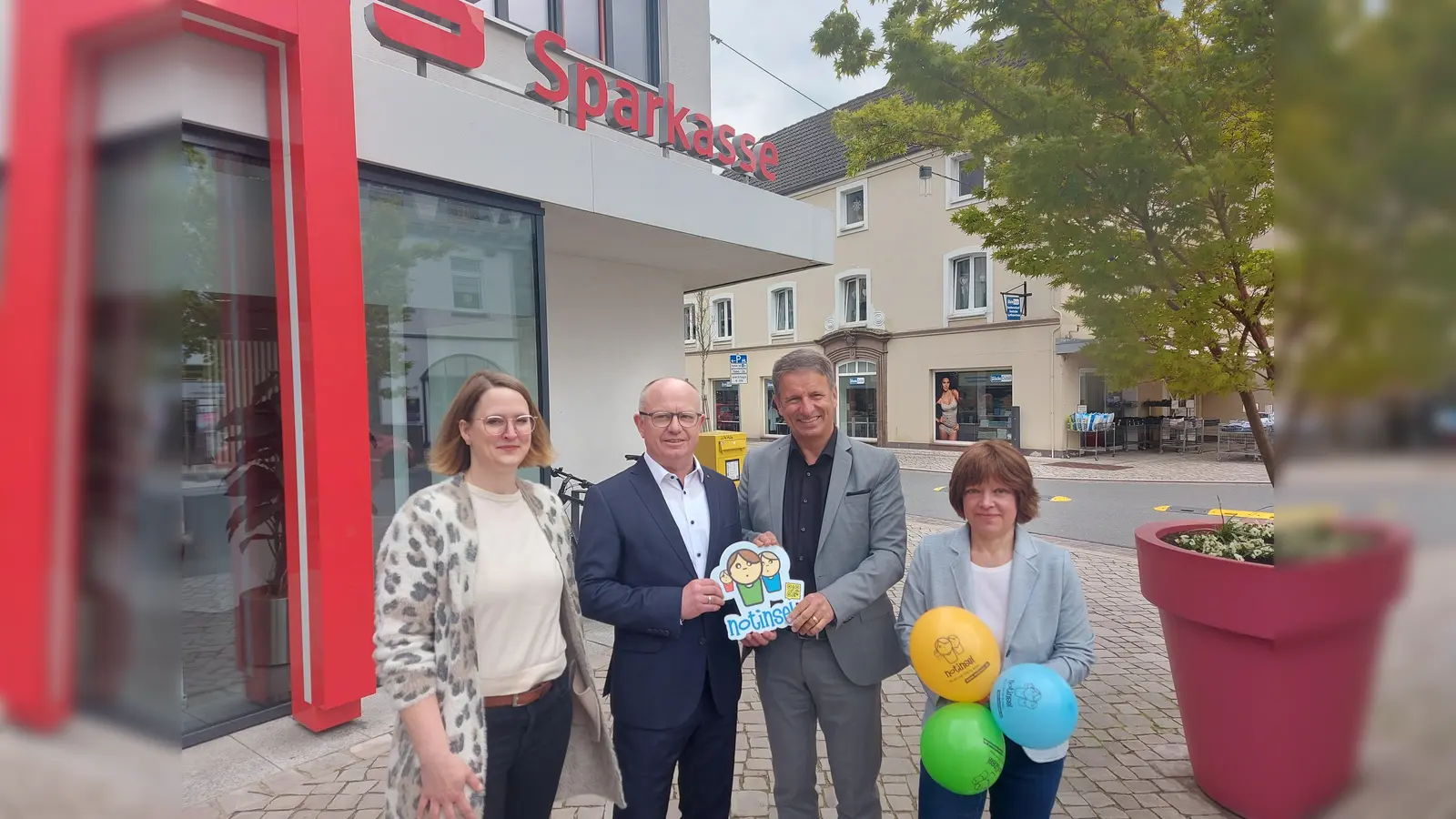 Die Sparkasse Paderborn-Detmold-Höxter ist dem Notinsel-Projekt beigetreten. Neun Filialen der Sparkasse sind aktuell Notinseln. Mit der Eröffnung der Filiale in Peckelsheim wird im Laufe des Jahres die zehnte hinzukommen. Darüber freuen sich auf dem Foto (von links): Sandra Wegener (Projektkoordinatorin von der Koordinierungsstelle der kommunalen Präventionskette im Kreis Höxter), Martin Dirkes (Marktbereichsleiter der Sparkasse Paderborn-Detmold-Höxter für den Kreis Höxter), Landrat Michael Stickeln und Petra Lüke (Soziale Dienste Kreis Höxter). (Foto: Kreis Höxter)