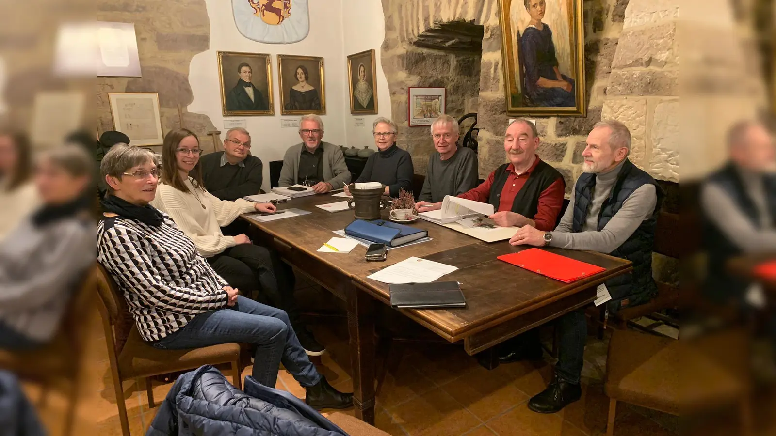 Monatliche Teamsitzung im Apothekenmuseum: (v.l.) Christa Israel, Katharina Vock, Thomas Otterpohl, Dieter Rüddenklau, Christa Figur, Thomas Emde, Gerhard Drinnenberg, Edgar-Drechselgrau. (Foto: Stadt Hofgeismar)