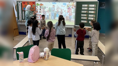 Spaß am Lernen: Die Kinder nahmen mit viel Freude am Ferienkurs „FIT in Deutsch“ teil. Sprachlernbegleiterin Reema Alkhalaf begleitete die Kinder dabei. (Foto: Kreis Höxter)