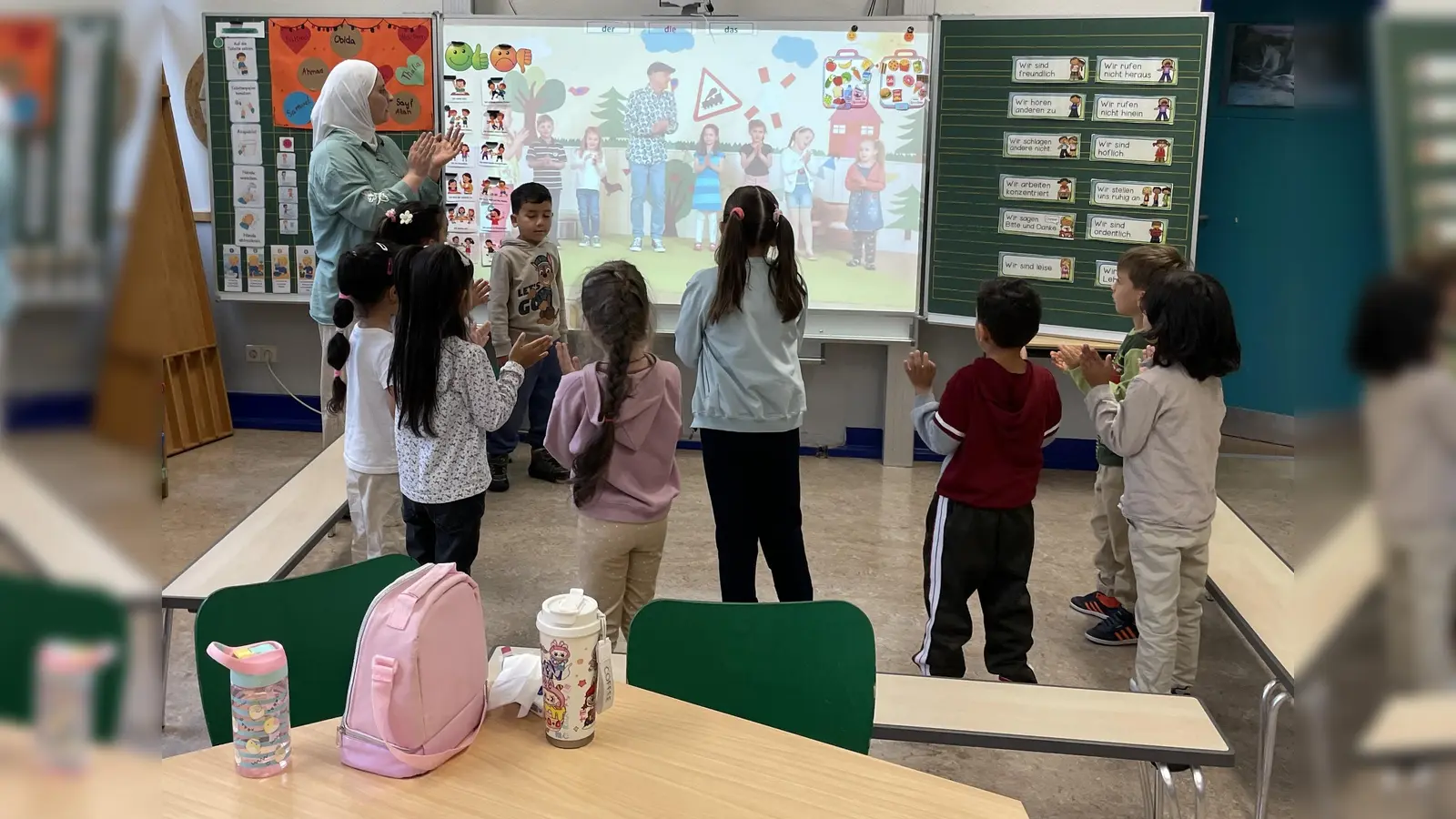Spaß am Lernen: Die Kinder nahmen mit viel Freude am Ferienkurs „FIT in Deutsch“ teil. Sprachlernbegleiterin Reema Alkhalaf begleitete die Kinder dabei. (Foto: Kreis Höxter)