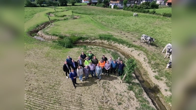 Gemeinsam mit den Beteiligten der Renaturierungs-Maßnahme am Grundbach bei Holzhausen überzeugten sich Landrat Michael Stickeln und Nieheims Bürgermeister Johannes Schlütz von dem neugestalteten Gewässerabschnitt. Auf einer Länge von rund 300 Metern wurden der Grundbach und sein Nebengewässer im Rahmen des Gewässerentwicklungsprojekts des Kreises Höxter in einen naturnahen Zustand umgestaltet. (Foto: Kreis Höxter)