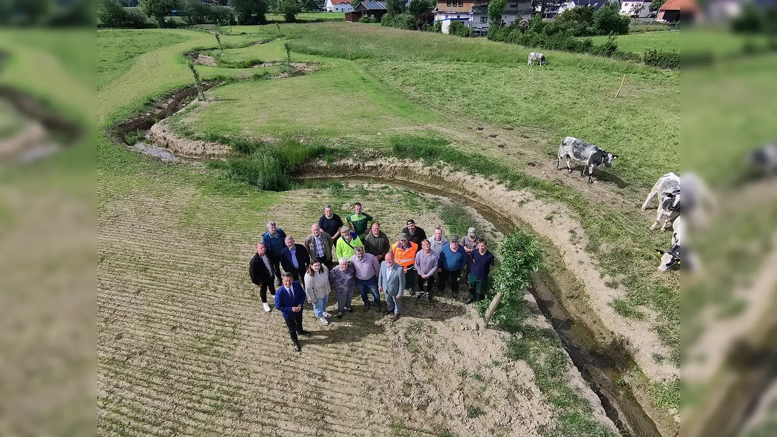 Gemeinsam mit den Beteiligten der Renaturierungs-Maßnahme am Grundbach bei Holzhausen überzeugten sich Landrat Michael Stickeln und Nieheims Bürgermeister Johannes Schlütz von dem neugestalteten Gewässerabschnitt. Auf einer Länge von rund 300 Metern wurden der Grundbach und sein Nebengewässer im Rahmen des Gewässerentwicklungsprojekts des Kreises Höxter in einen naturnahen Zustand umgestaltet. (Foto: Kreis Höxter)
