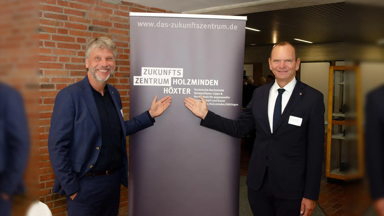 Feiern 10 Jahre ZZHH: die beiden Präsidenten Dr. Marc Hudy (links), HAWK, und Prof. Dr. Jürgen Krahl, TH OWL. (Foto: ZZHH)