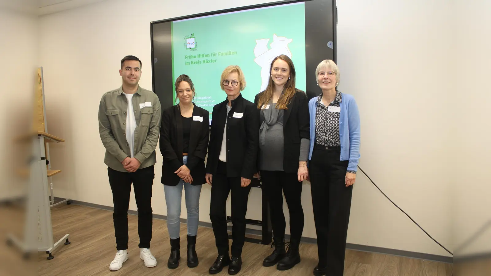 Organisatoren und Referentin (v.l.): Oliver Weimer (Abteilung Gesundheitsvorsorge), Silke Merkel (Jugendamt), Dr. Karin Hameister (Referentin, Chefärztin Fachkrankenhaus und Sozialpädiatrisches Zentrum Lebenszentrum Königsborn Unna), Johanna Esch (Frühe Hilfen) und Dr. Annette Faig (Gesundheitsdienst). (Foto: privat)