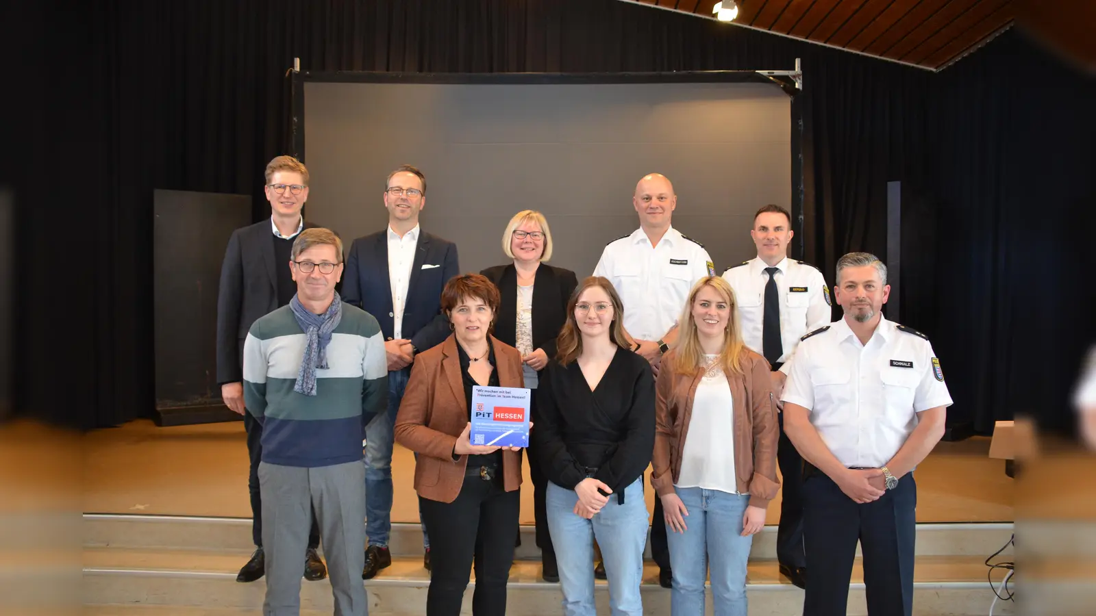 Feierten die Siegelübergabe: Bürgermeister Danny Sutor, Klaus Sprafke vom staatlichen Schulamt Kassel, Erste Kreisbeigeordnete Silke Engler, Polizeihauptkommisar Sascha Aschermann, Polizeirat Martin Berbig, Lehrer Besim Bikic, Schulleiterin Martina Boye-Griese, Lehrerin Pia Seewald, UBUS-Kraft Anna Fechner und Sven Schmalz, Schutzmann Polizeistation Hofgeismar. (Foto: HGS)