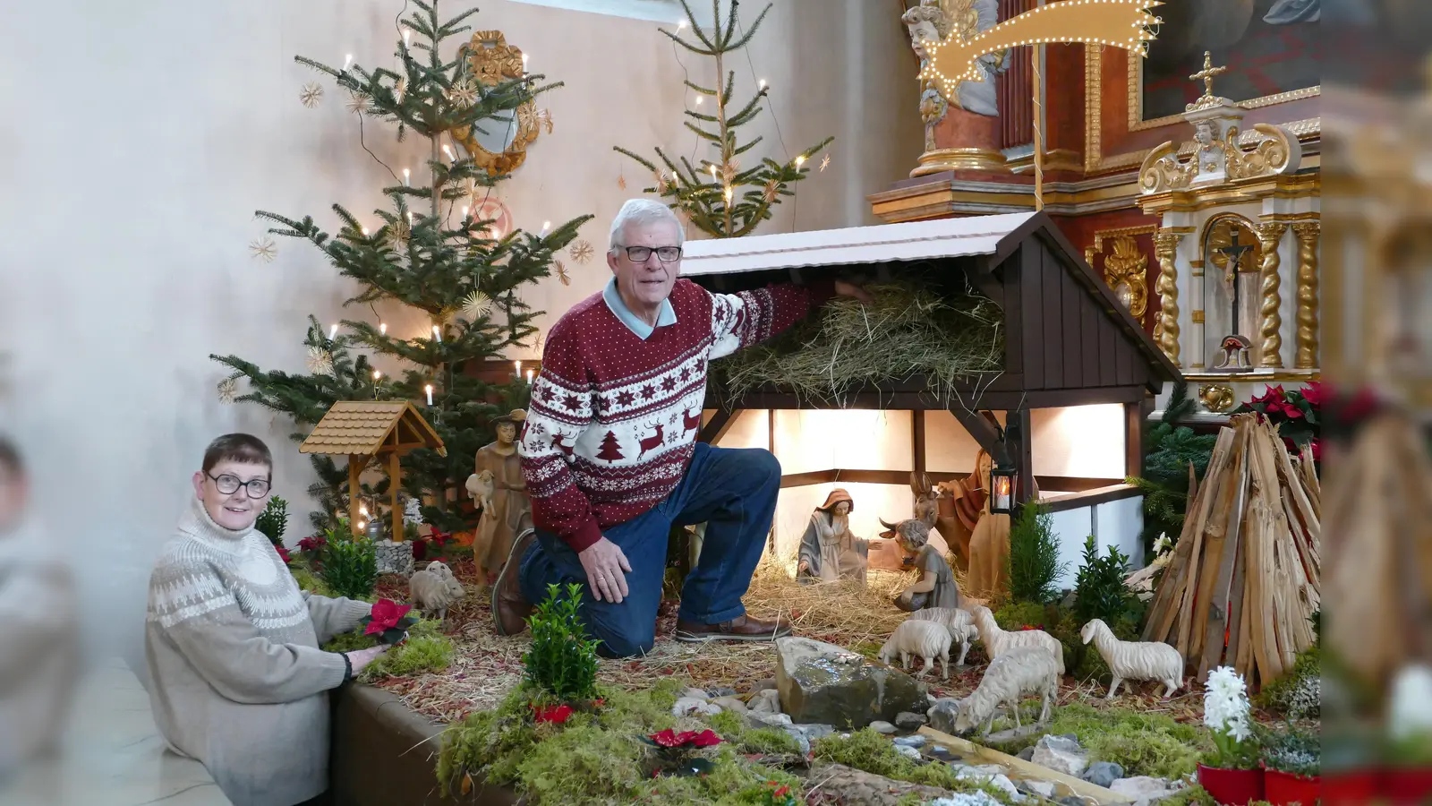 Helga und Johannes Gritzo bauen die Krippe in Corvey immer mit viel Liebe zum Detail auf. So wird auf dem Dachboden des Stalls auch in diesem Jahr das Heu nicht fehlen. (Foto: Kirchengemeinde Corvey)