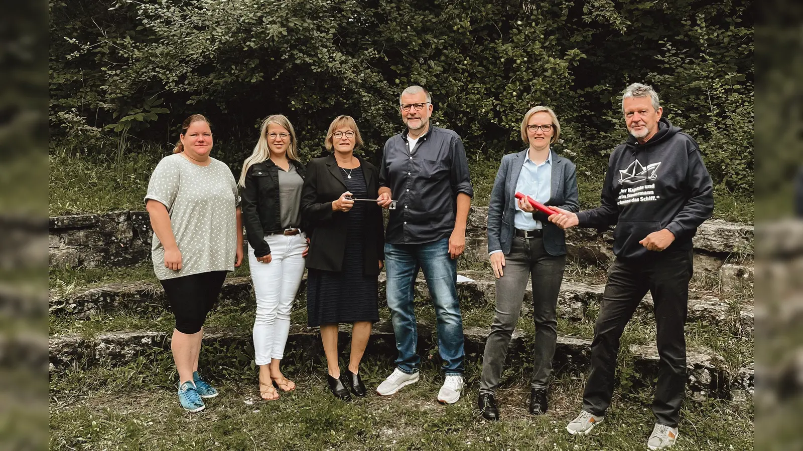 Schulleitungswechsel: (v.l.) Corina Werner (k. Abteilungsleitung II), Tanja Rencker (didaktische Leitung), Helga Lange (Schulleiterin), Klaus Oppermann (ehem. Schulleiter), Judith Hüsken (k. stellv. Schulleiterin), Karl-Heinz Göhmann (ehem. stellv. Schulleiter) (Foto: Sekundarschule Beverungen)