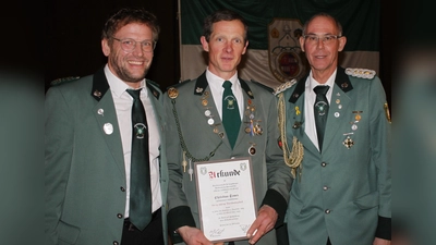 Der ehamlige Oberst Christian Tewes wurde während der Generalvesammlung 2026 nach seinem Ausscheiden aus dem Vorstand des Liborius-Schützenverein Eissen für seine 24-jährige Vorstandstätigkeit geehrt. Davon 12 Jahr als Führer des 3. Zugs und 12 Jahre als Oberst. Christian Tewes konnte bei der regulären Verabschiedung auf dem Schützenfest 2025 nicht anwesend sein. Auf dem Bild v.l.n.r.: Jörg Ernst (1. Vorsitzender), Christian Tewes, Peter Friedrich (Oberst). (Foto: Liboriusschützen Eissen / privat)