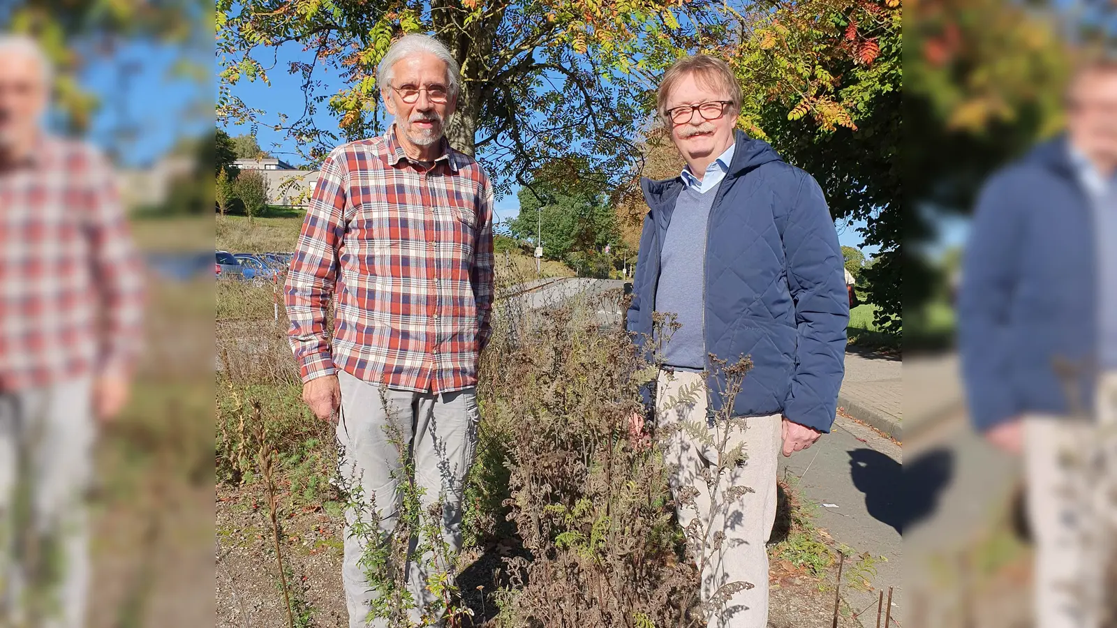 Nach der Umgestaltung sind immer alle begeistert, wie hier bei der blütenreichen Verkehrsinsel (Straße Im Flor), die mit Schülerinnen und Schülern des Berufskollegs angelegt wurde. Ralf Haffke (NaturGartenForum) und Norbert Drews (Vorsitzender HVV) initiierten und betreuen auch dieses Projekt, das noch vor der LGS durchgeführt wurde.  (Foto: Barbara Siebrecht)