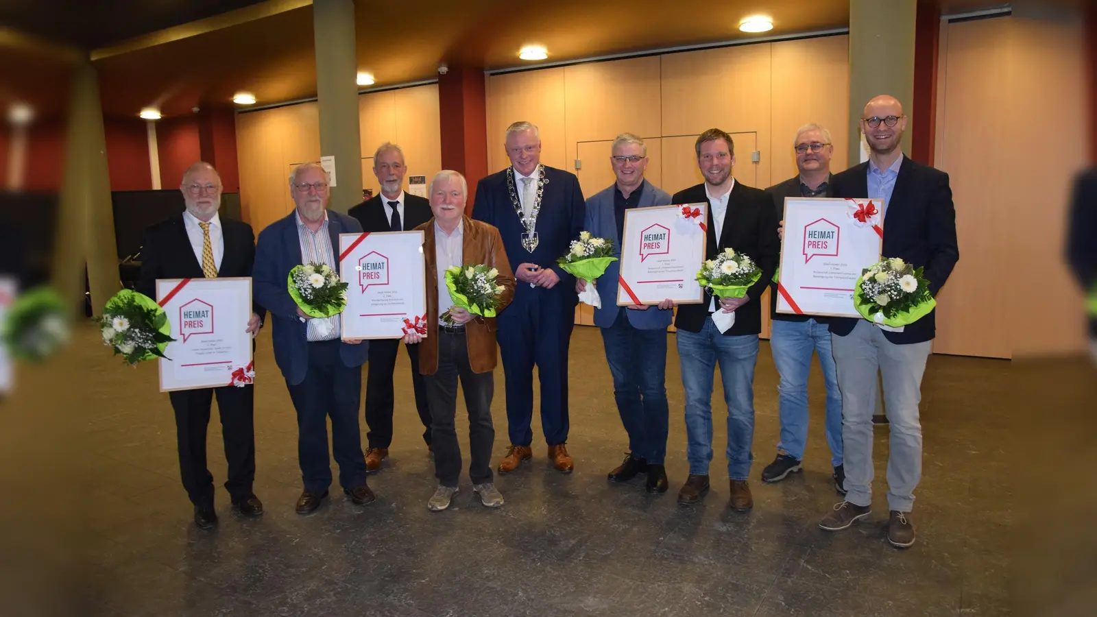 Heimatpreisverleihung in Höxter (v.l.): Dr. Michael Stoltz (Fürstenau), Gisbert Pamme (Brenkhausen), Martin Speith (Fürstenau), Franz Rüther (Brenkhausen), Bürgermeister Daniel Hartmann, Martin Sagel und Stephan Steiner (Lütmarsen), Andreas Maßmann und Andreas Otto (Ovenhausen). (Foto: Stadt Höxter)