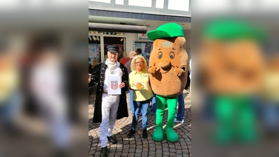Onkel Pelle, das Maskottchen des Pekermarktes kommt natürlich auch.  (Foto: Touristik-Information Uslar/L. Bunke)