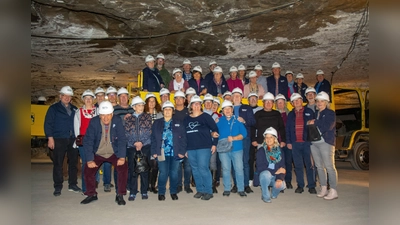 Gruppenfoto am tiefsten Punkt 800 m unter Tage vor der „Kristallgrotte“. (Foto: Manfred Schwellies HMV)