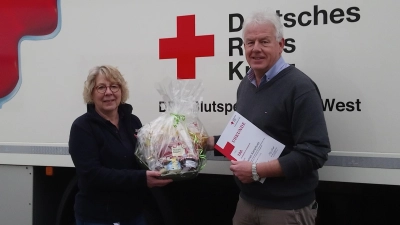 Jochen Kamphues wurde für 100 Mal Blutspenden geehrt. Marion Fabian vom DRK-Ortsverein Bad Driburg e.V. dankte ihm herzlich. (Foto: Doris Dietrich)