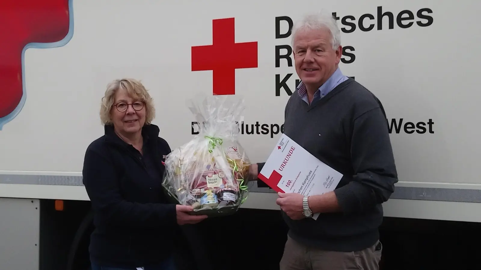 Jochen Kamphues wurde für 100 Mal Blutspenden geehrt. Marion Fabian vom DRK-Ortsverein Bad Driburg e.V. dankte ihm herzlich. (Foto: Doris Dietrich)
