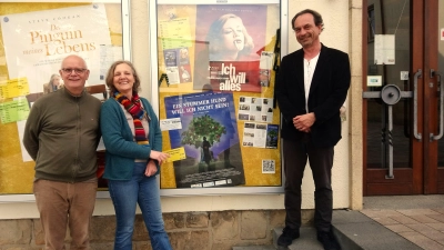 Filmkomponist Rüdiger Gleisberg (rechts) und Kinobetreiber Elina und Thomas Wirth. (Foto: Doris Dietrich)