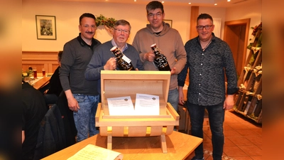 Jan-Henrik Baum (1. Vorsitzender), Gerhard Schütze (scheidender Pressesprecher), Stefan Kröger (scheidender Kassenwart) und Matthias Eckwert (2. Vorsitzender). (Foto: Roland Florin)