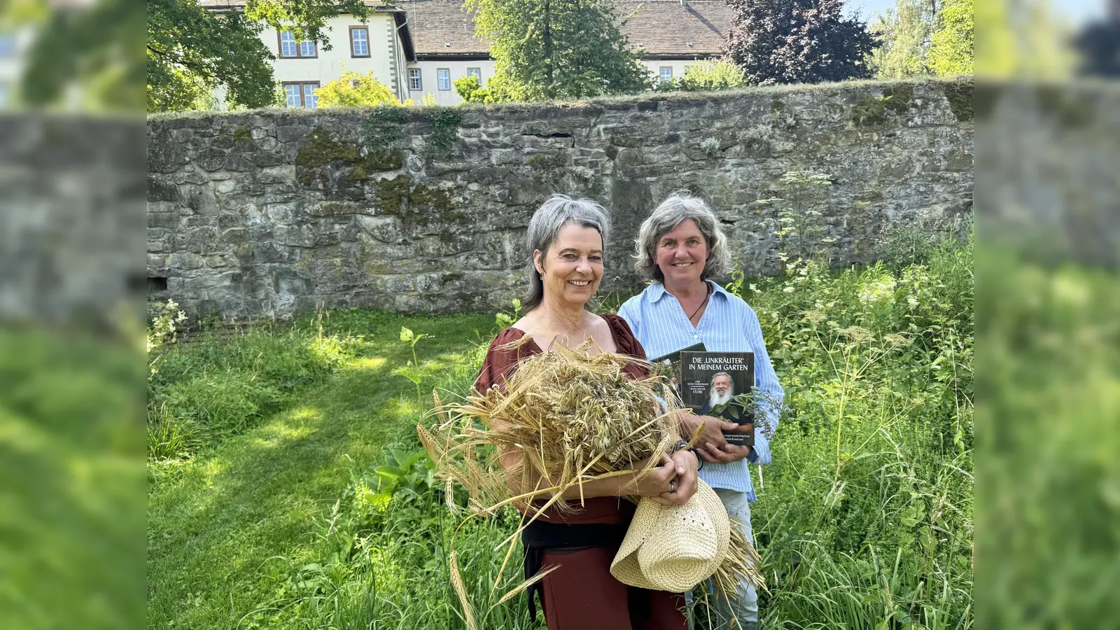Freuen sich auf rege Resonanz zur Kräuterwanderung und zum Krautbundbinden: Nicola Nilling, Veranstalterin der Kulturstiftung Marienmünster, und Gärtnerin Carmen Basener, die das ehrenamtliche Team im Abteigarten seit kurzem unterstützt. (Foto: Netzwerk Klosterlandschaft OWL/Martina Schäfer)