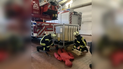 Die Prüfungsstation „Anheben von Lasten”: Eine eingeklemmte Person mithilfe von einem Hydraulikheber unter dem Gefäß befreit werden.<br>Foto: Sebastian Ewen, Feuerwehr Beverungen (Foto: Barbara Siebrecht)
