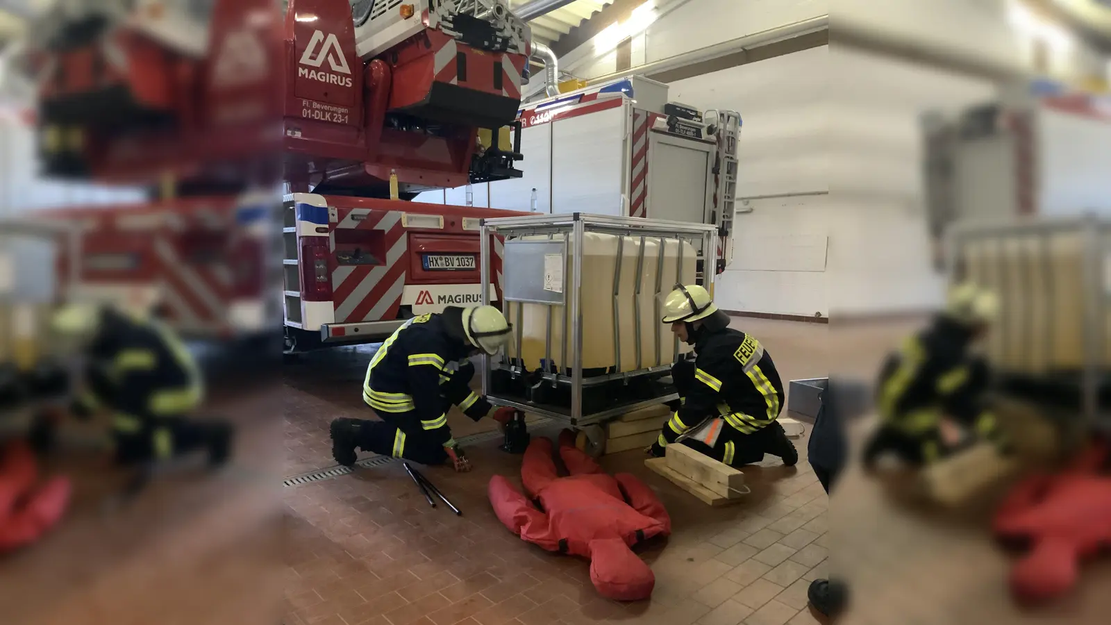 Die Prüfungsstation „Anheben von Lasten”: Eine eingeklemmte Person mithilfe von einem Hydraulikheber unter dem Gefäß befreit werden.<br>Foto: Sebastian Ewen, Feuerwehr Beverungen (Foto: Barbara Siebrecht)