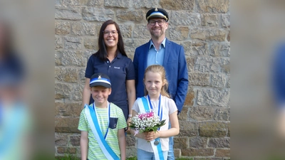 Die Würgasser Majestäten Uli und Sarah Kleinschmidt gemeinsam mit den Kindermajestäten Louis Möcklinghoff und Romy Becker (Foto: St. Michael Würgassen)