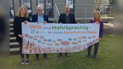 Vorfreude auf den Fachtag „Wir sind MehrSprachig – in vielen Sprachen zu Hause“ bei (v.l.) Eva Lisa Mlody (Kommunales Integrationszentrum des Kreises Höxter), Kreisdirektor Klaus Schumacher, Dominic Gehle (Leiter der Abteilung Bildung und Integration beim Kreis Höxter) sowie Filiz Elüstü (Teamleiterin Kommunales Integrationszentrum des Kreises Höxter). (Foto: Kreis Höxter)