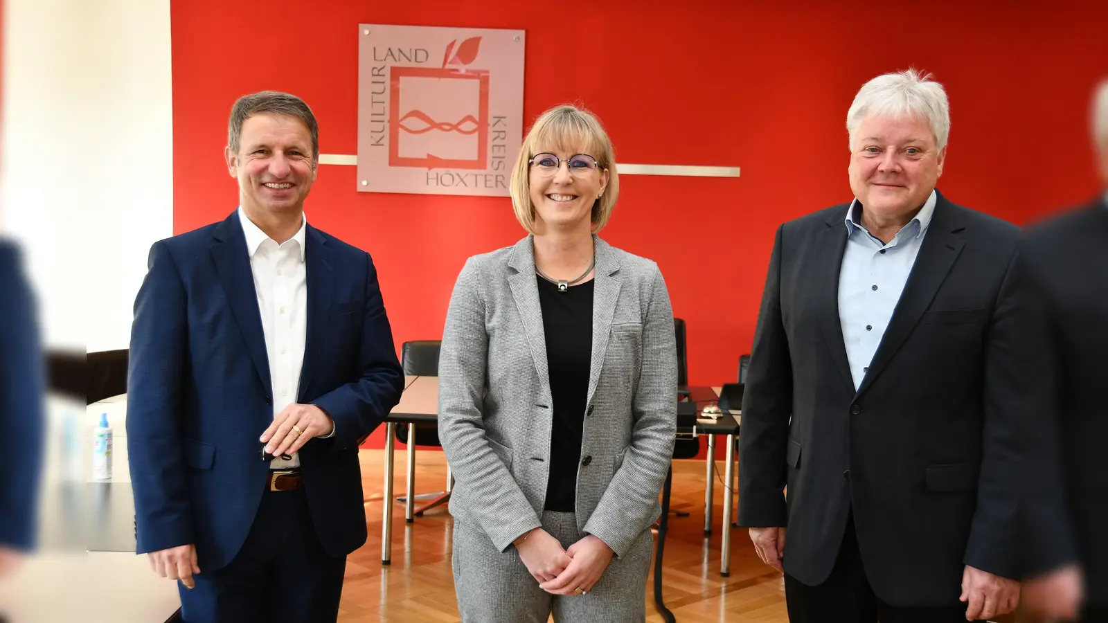 Landrat Michael Stickeln und Fachbereichsleiter Klaus Brune (rechts) wünschen der neuen Abteilungsleiterin der sozialen Dienste des Kreises Höxter, Diana Kohaupt, viel Erfolg. (Foto: Kreis Höxter)