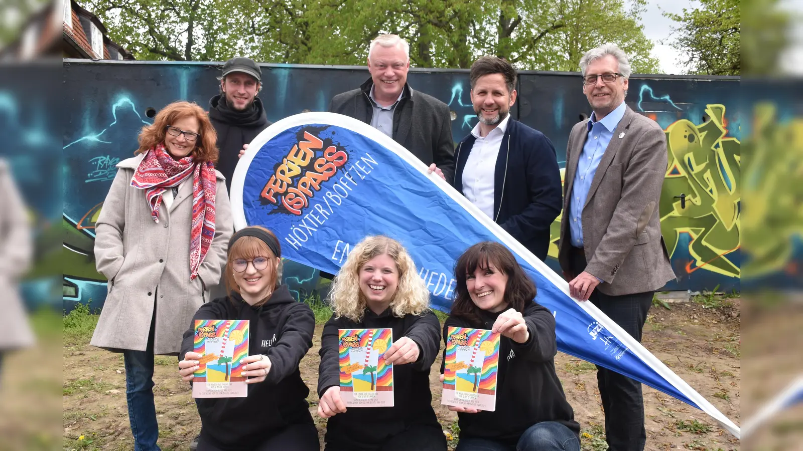 Abteilungsleiterin Monika Mönnekes, Peter Kamischke-Funke, die Bürgermeister Daniel Hartmann und Tino Wenke, Dezernent Stefan Fellmann und (vorne v. l). Lisa Holstein, Jennifer Fröhlich und Iwona Lokaj stellten das länderübergreifende Ferienprogramm vor.  (Foto: Barbara Siebrecht )