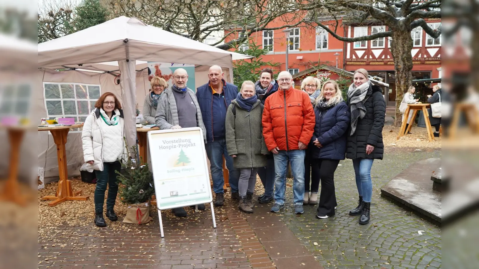 Der Förderverein Solling Hospiz Christine Amalie e.V. freut sich über eine Spende der Mitarbeitenden des Sanitätshaus Zager. (Foto: ZEE)
