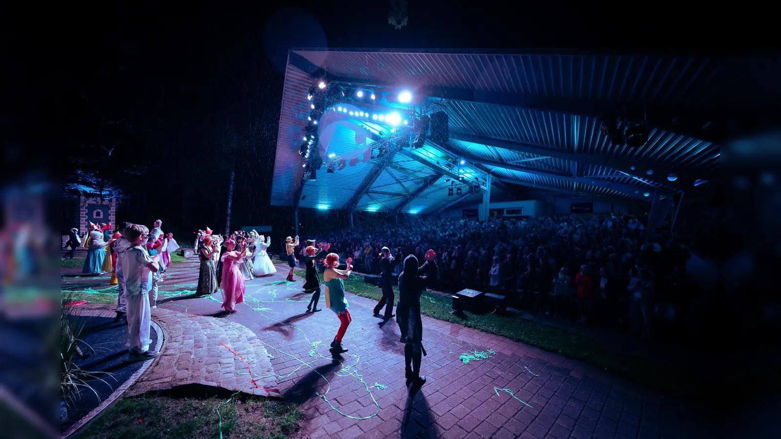 Besondere Stimmung verbreiten die Abendvorstellungen der Freilichtbühne. (Foto: Nico Schmitz)