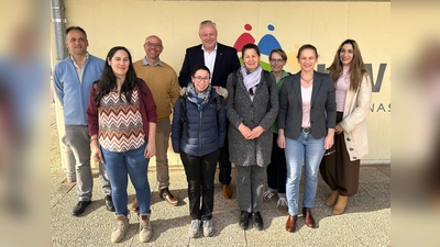 V.l.: Peter Sigloch (Gastlehrer aus Tschechien), Sara Sánchez (Gastlehrerin aus Spanien), Sebastian Krackl (Koordinator der Europawoche), Sophie Brocheriou (Gastlehrerin aus Frankreich), Daniel Hartmann (Bürgermeister der Stadt Höxter), Sophie Dufour (Gastlehrerin aus Frankreich), Nadine Ziemann (Organisation des Frankreichaustauschs), Heike Edeler (Schulleitung KWG), Alma Garcia (Gastlehrerin aus Spanien). (Foto: privat)