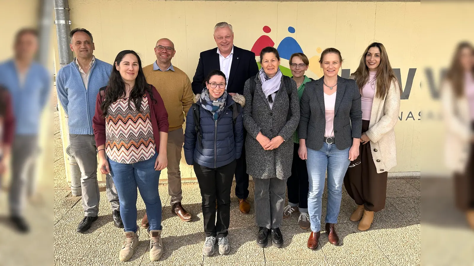 V.l.: Peter Sigloch (Gastlehrer aus Tschechien), Sara Sánchez (Gastlehrerin aus Spanien), Sebastian Krackl (Koordinator der Europawoche), Sophie Brocheriou (Gastlehrerin aus Frankreich), Daniel Hartmann (Bürgermeister der Stadt Höxter), Sophie Dufour (Gastlehrerin aus Frankreich), Nadine Ziemann (Organisation des Frankreichaustauschs), Heike Edeler (Schulleitung KWG), Alma Garcia (Gastlehrerin aus Spanien). (Foto: privat)