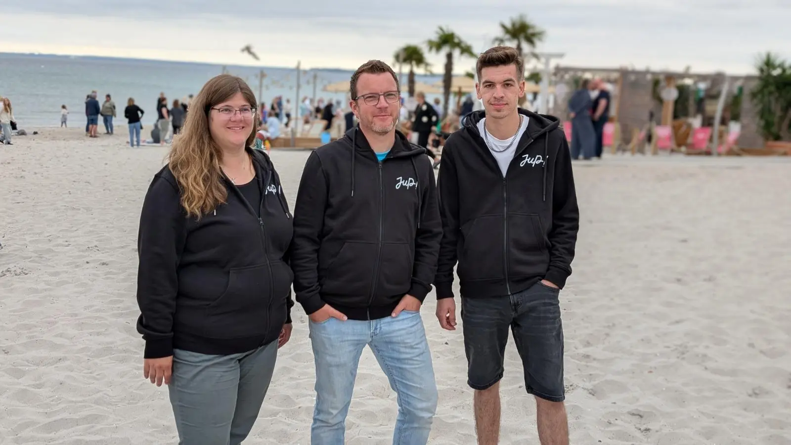Als ehrenamtliche Betreuer*innen auch in diesem Jahr wieder in Scharbeutz mit dabei (v.l.): Mareile Meyer, Daniel Janssen und Joel Stroot. (Foto: Landkreis Holzminden / Kreisjugendpflege)