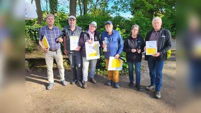 Die drei erstplatzierten Teams beim Saisonseröffnungs-Turnier der Boulefreunde Wehrden (von links): Helmut Schwuchow / Friedhelm Tabeka (Platz zwei), Claudia und Peter Abel (Platz eins) sowie Rosi und Volkmar Bolte (Platz drei). (Foto: Hubertus Hartmann)
