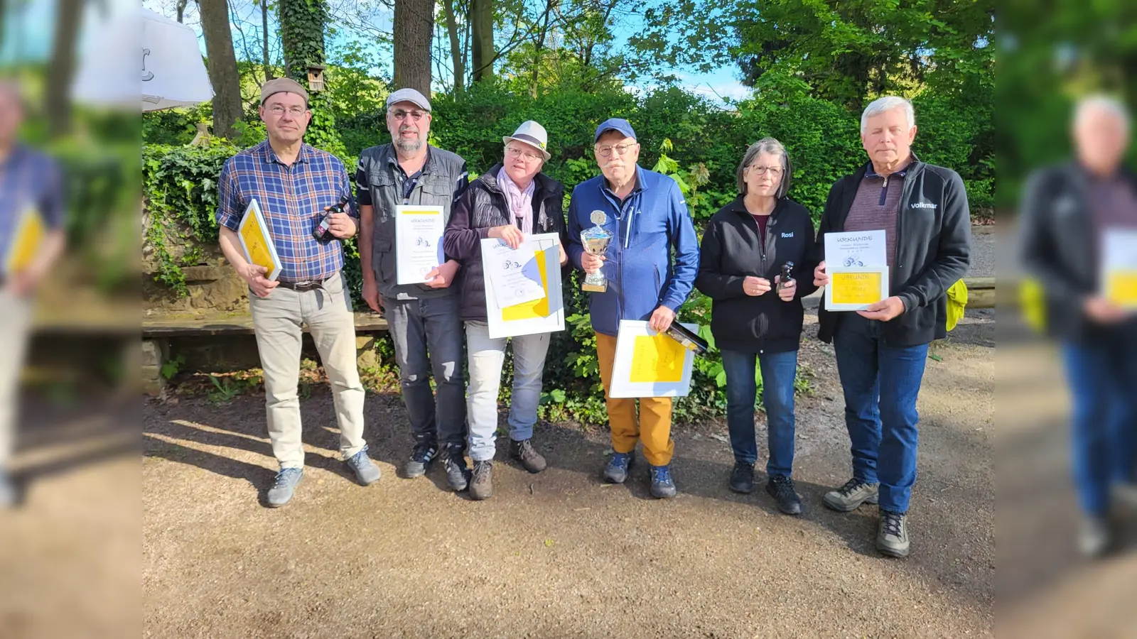 Die drei erstplatzierten Teams beim Saisonseröffnungs-Turnier der Boulefreunde Wehrden (von links): Helmut Schwuchow / Friedhelm Tabeka (Platz zwei), Claudia und Peter Abel (Platz eins) sowie Rosi und Volkmar Bolte (Platz drei). (Foto: Hubertus Hartmann)