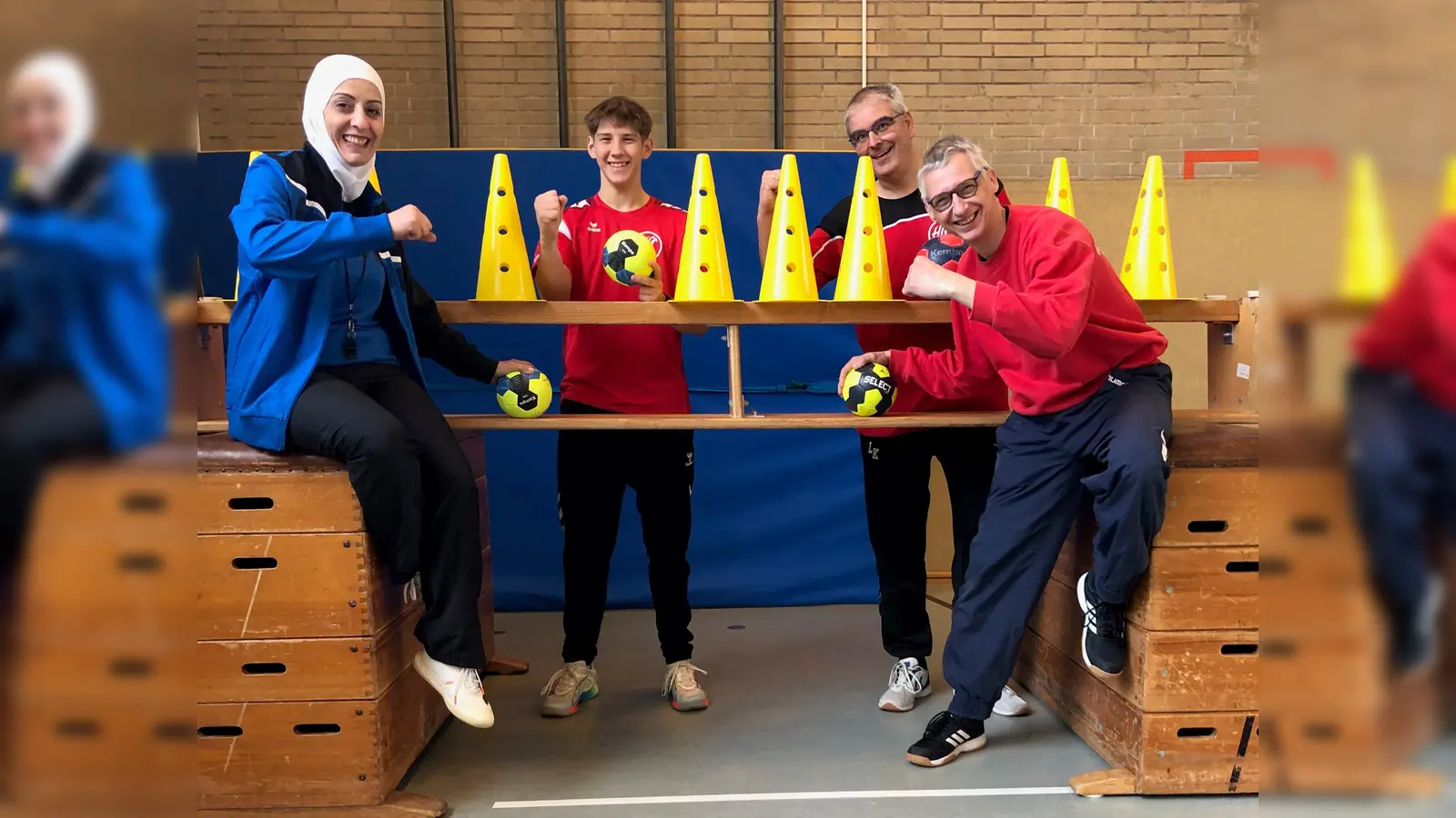 Betreuungsteam des HLC (v.l.): Safaa Al Sabsabi (Sportlehrerin und nationale Handball Spielerin Syrien), Hendrik Jegust (FSJler beim HLC und aktiver Handball Spieler beim HSG Solling - Regionsoberliga), Ludger Kampelmann und Dominik Balduin (langjährige Trainer des HLC Höxter). (Foto: privat)