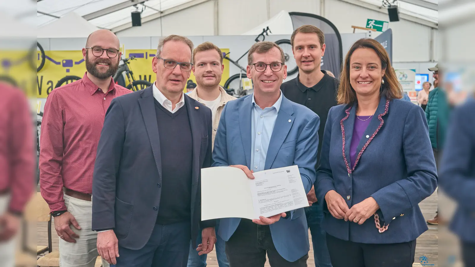 Regierungspräsidentin Anna Katharina Bölling (rechts) überbrachte den Förderbescheid für die Warburger Laurentiushöhe. Mit ihr freuen sich (vorn v.l.) Matthias Schmidt (Caritas Wohnen), Bürgermeister Tobias Scherf, (hinten v.l.) Eric Volmert und Frederik Hagemann beide (Bauamt Warburg) sowie Julian Mayer (HPZ). (Foto: Stefan Bönning)