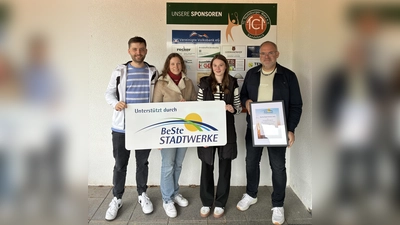 Kevin Niggemann (TC Teutoburger Wald Sandebeck e.V.), Sophie Baier (TC Teutoburger Wald Sandebeck e.V.), Emilia Stamm (BeSte Stadtwerke), Thorsten Otto (TC Teutoburger Wald e.V.). (Foto: privat)
